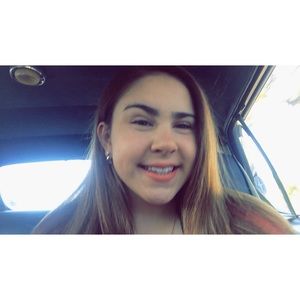 Meet your Posher, Emilee